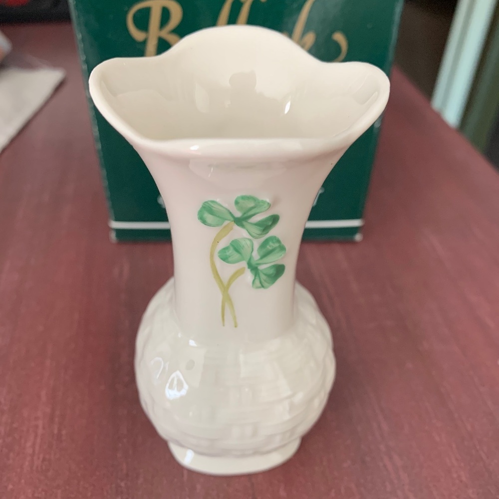 Vintage Belleek footed mini Irish shamrock vase